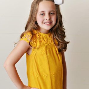 Kleid – mit Spitze, Gelb