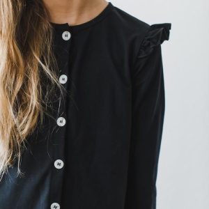 Strickjacke – Schwarz, Rüschen